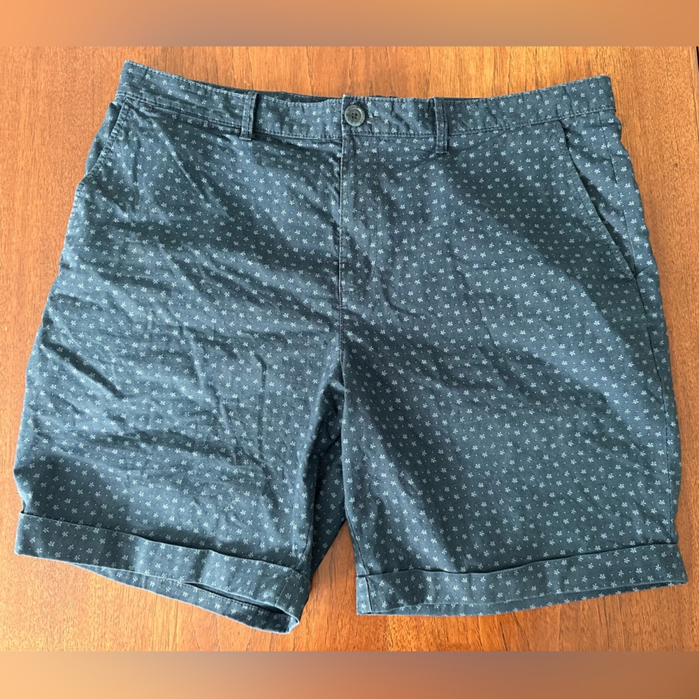 Like new Penguin men’s shorts. Navy with pattern. Cotton size 38